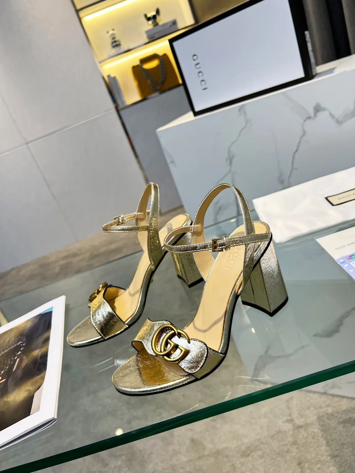 👟👟Ex-factory price 320👟👟 Gucci (GUCCI) official website 1:1 exquisite bronze buckle new summer one-line sandals. The workmanship is great and reassuring. The leather is shiny and tough. Comfortable and super comfortable to walk. It meets the actual needs of the public and is easy to control. Recommended fabric: first-layer cowhide lining/feet: sheepskin 🐑 rubber outsole. Heel height: 8cm. Color: gold, light gold, black, white, red, apricot. Size: 34-39 (sizes 40 and 41 need to be customized). Comes with receipt.